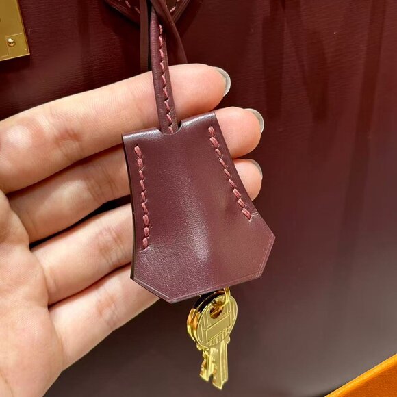 Classic Hermes Bag: A Stylish and Versatile Choice for Elegance - Picture 4 of 6